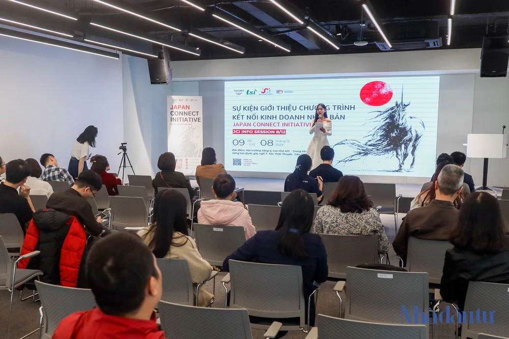 Vietnamese and Japanese startup founders at a Japan Connect Initiative event.